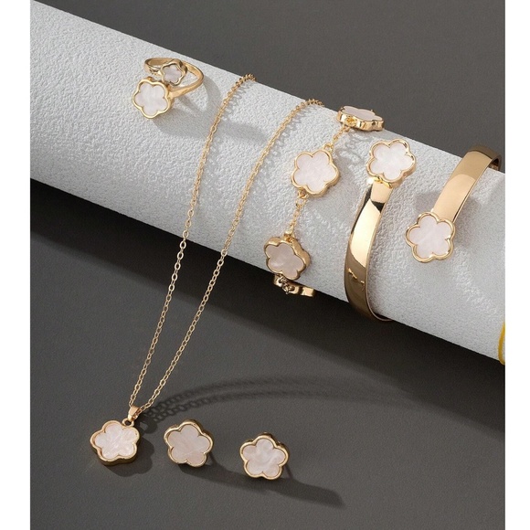 Luxe Gold Tone Flower Necklace Ring Jewelry Set - Picture 1 of 8
